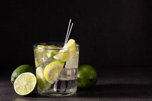 Caipiroska Cocktail mit Limette