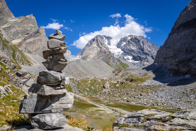 Cairn em frente ao lago Cow Lac des Vaches