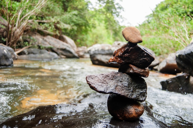 Cairn no rio de manhã