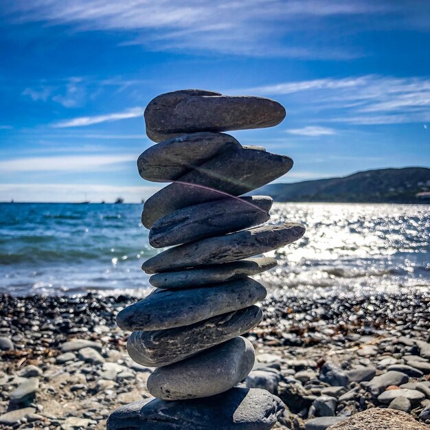 Foto cairn pilha de pedras na praia