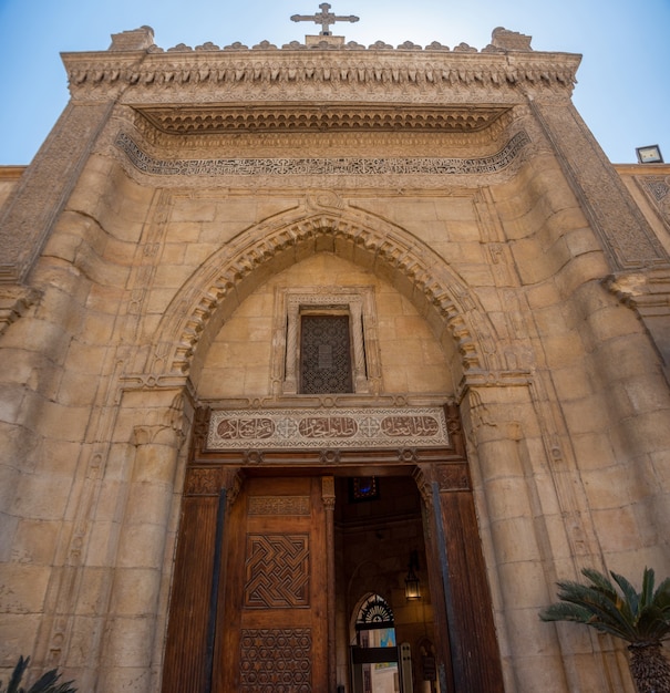 El Cairo, Egipto - 13 de abril de 2021 - la famosa Iglesia Copta Colgante (Santa Virgen María) en El Cairo copto