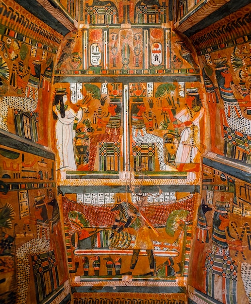 El Cairo Egipto 5 de diciembre de 2018: dibujos a color basados en la mitología del antiguo Egipto dentro del sarcófago 1000 A.C. Museo Egipcio de El Cairo