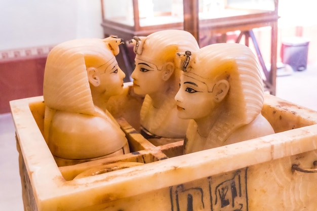 El Cairo Egipto Octubre 2020 Las hermosas esculturas egipcias de los antiguos faraones egipcios en el Museo Egipcio de El Cairo