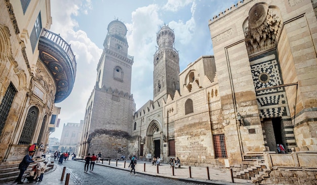 CAIRO, EGITO, 24 de janeiro de 2018: O complexo do minarete de Qalawun ergue-se sobre a rua Al-Muizz.