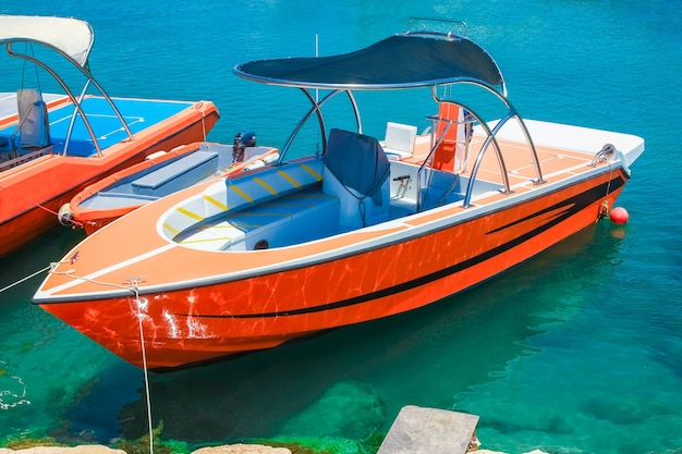 Cais com barcos e iates na natureza da orla marítima