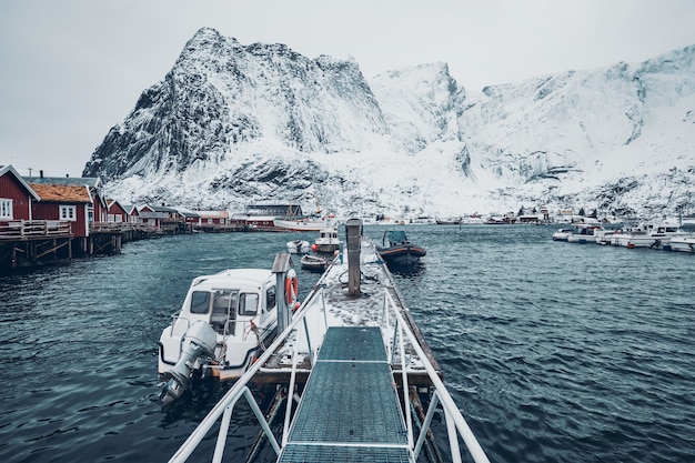 Cais com barcos em reine, noruega