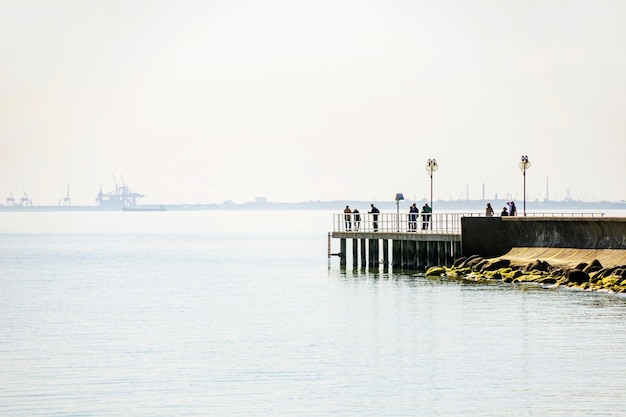 Cais com lanterna e mar em Gdynia