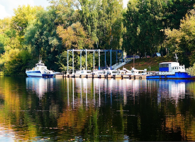 Cais de barcos dramático no fundo do rio de outono em Moscou