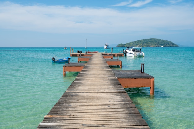 Cais de madeira com o barco em Phuket, Tailândia. Conceito de verão, viagens, férias e férias.