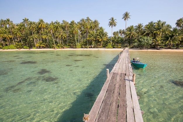 Cais de madeira na praia da ilha de Koh Kood