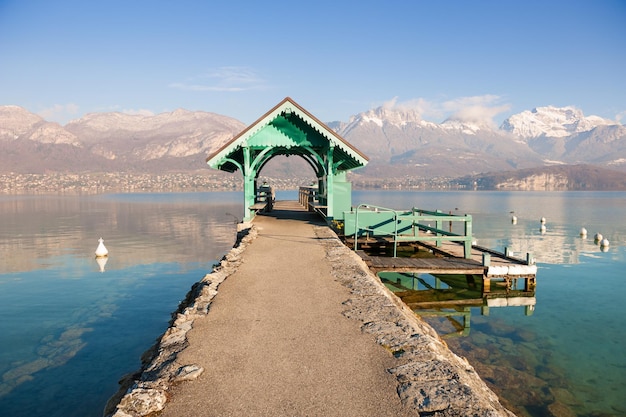 Cais de madeira no lago Annecy, montanhas dos Alpes, França.