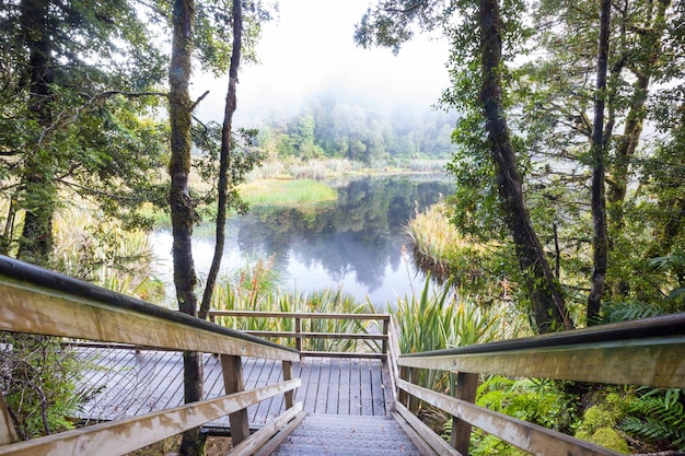 Cais de madeira no lago serenity mountains