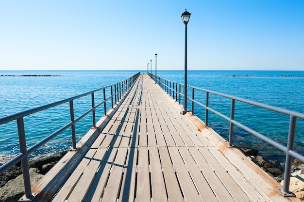 Cais de madeira no litoral em limassol, chipre. paisagem de verão, vista para o mar