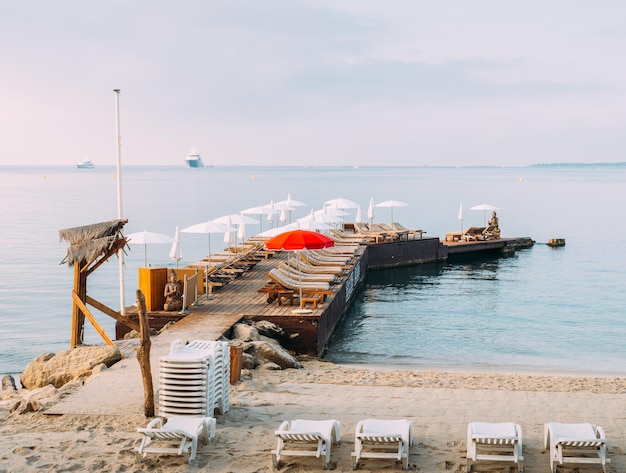 Cais de madeira vazio em uma praia em Juan les Pins Cote d'Azur França