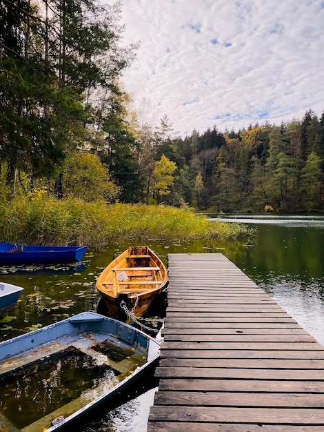 Cais de outono Barcos no lago de outono