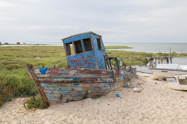 Cais de palafitas da carrasqueira em Portugal Aldeia piscatória tradicional