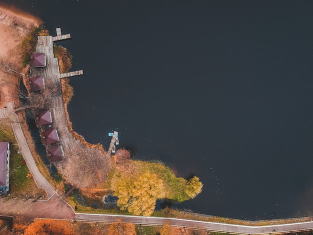 Cais de vista aérea com barcos de madeira na margem de um lago