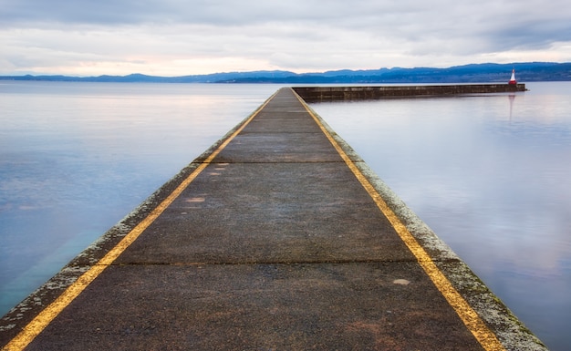 Foto cais do quebra-mar de ogden point em victoria, colúmbia britânica, canadá