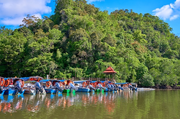 Cais do rio do barco na ilha tropical de Langkawi.