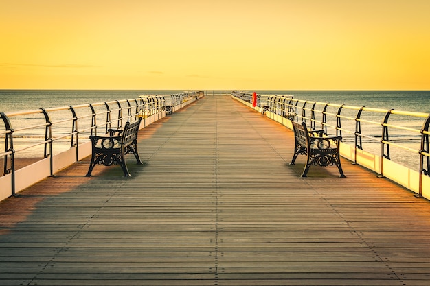 Cais do sol em Saltburn pelo mar