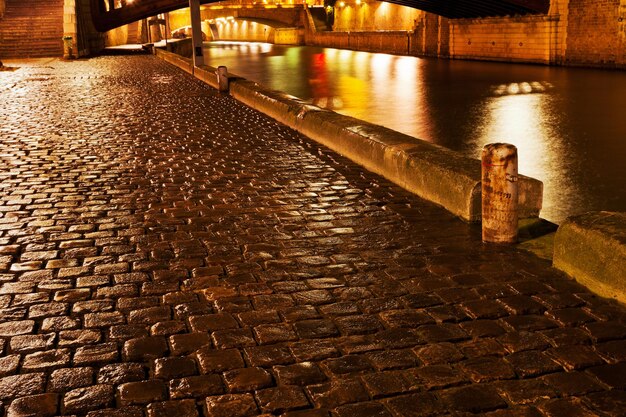 Cais em Paris à noite