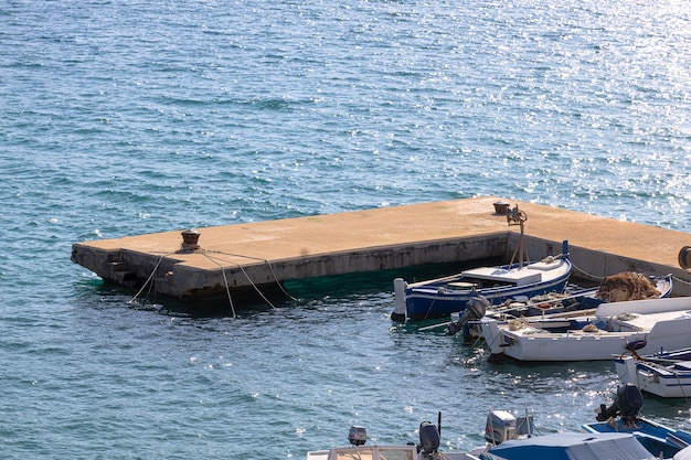 Foto cais marítimo com barcos atracados dia ensolarado