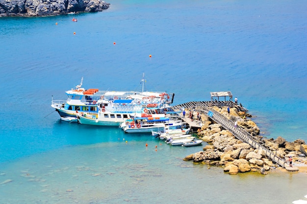 Cais para barcos na baía de Lindos, Rodes, Grécia