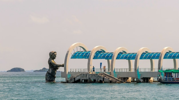 Cais para Koh Samet e estátua do Deus Ko Samet, em Rayong, Tailândia.