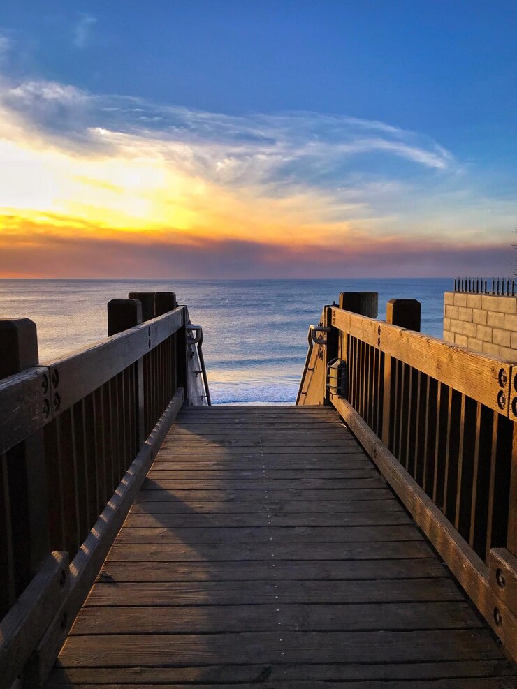 Foto cais sobre o mar contra o céu durante o pôr do sol