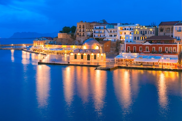 Cais veneziano noturno, chania, creta