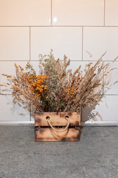 Foto caixa artesanal de madeira artesanal com cabo de juta para decoração com flores secas