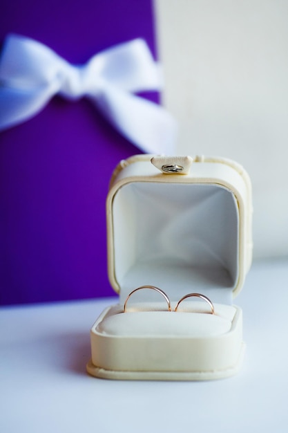 Foto caixa branca para anéis e anéis