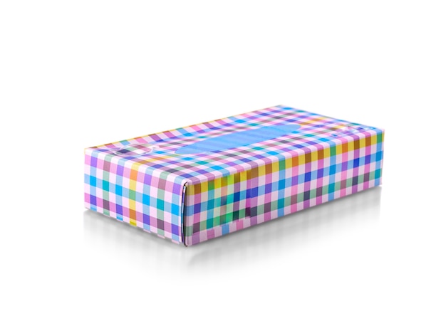 Caixa colorida fechada com guardanapos de papel no fundo branco
