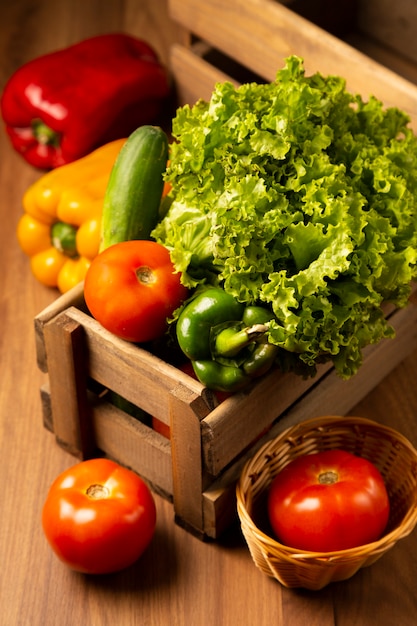 Foto caixa com legumes frescos na mesa