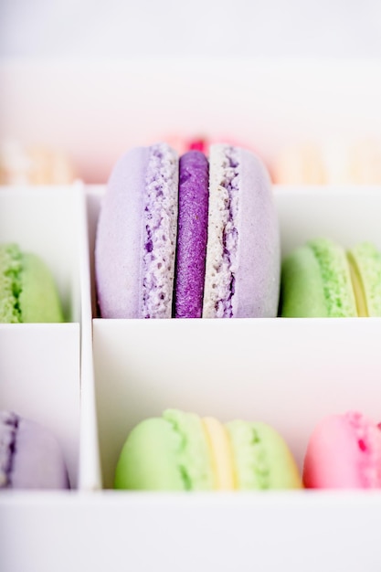 Caixa com macarons doces violetas e verdes roxos, copie o espaço