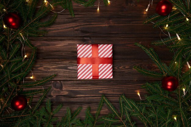 Caixa com um presente de Natal em um fundo de madeira. foto com um espaço de cópia.