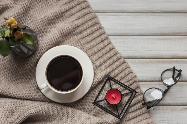 Caixa com um presente para os biscoitos do Dia dos Namorados em forma de coração e xícaras de café preto