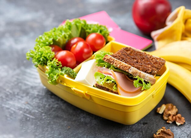 Foto caixa de almoço com antecedentes escolares