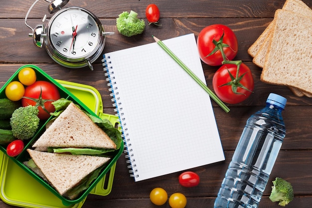 Caixa de almoço com legumes e sanduíche