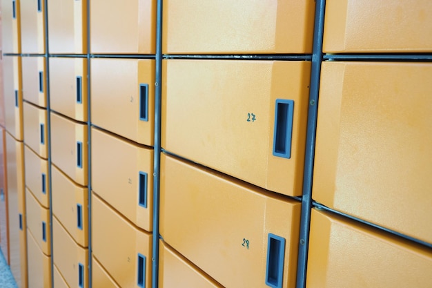 Caixa de armazenamento de cor laranja em armário de armazenamento seguro em local público para shoppings