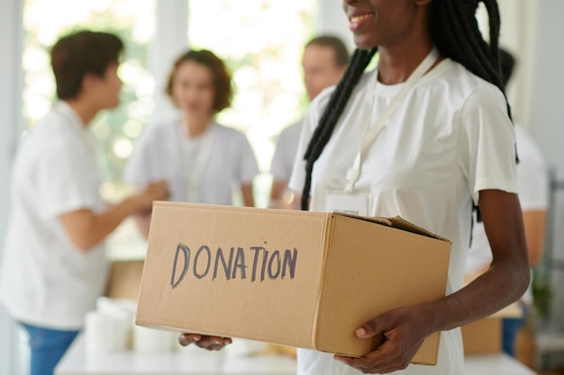 Caixa de armazenamento de voluntários com alimentos doados