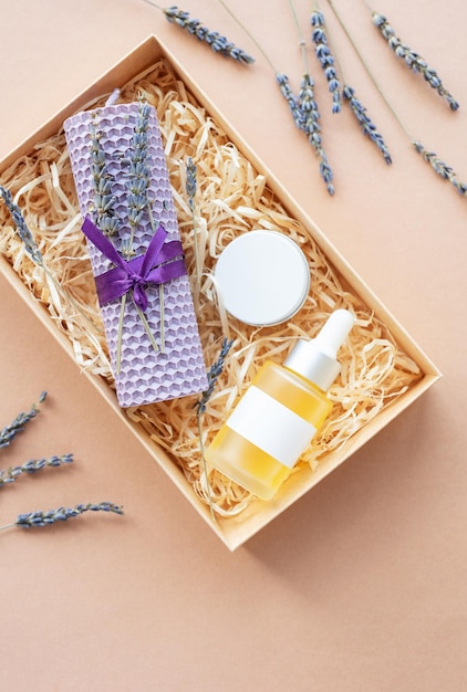 Caixa de assinatura de beleza Caixa de presente aberta com produtos cosméticos naturais no interior
