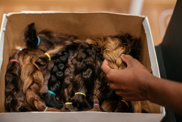 Foto caixa de cabelo trançado para doação de câncer