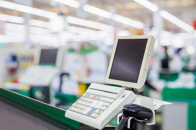 Caixa de caixa vazia com terminal em supermercado