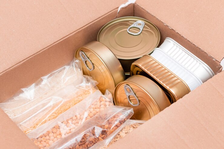 Foto caixa de cartão com cereais enlatados e caixa de doação de produtos alimentares ou reservas de alimentos