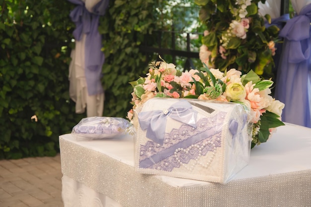 caixa de casamento por dinheiro em um fundo de flores