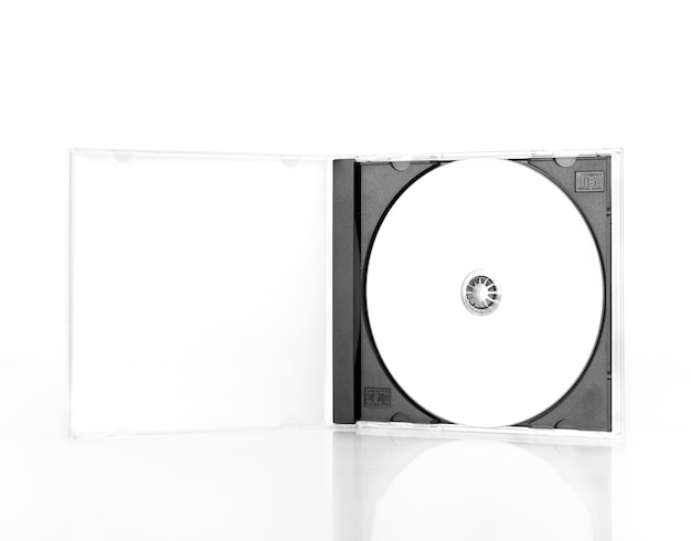 Caixa de CD aberta isolada em branco