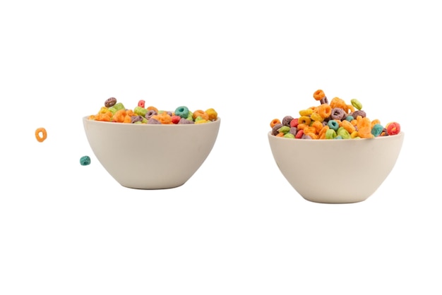 Caixa de cereal colorida para o café da manhã Flocos de milho caindo na tigela branca Movimento