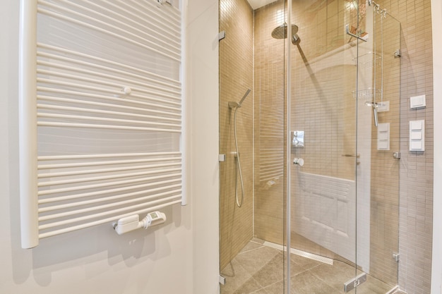 Caixa de chuveiro no banheiro moderno