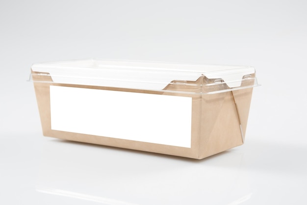 Caixa de comida de papelão para viagem com folha de papel em branco para texto simulado espaço em branco vazio para marca de logotipo isolada no fundo
